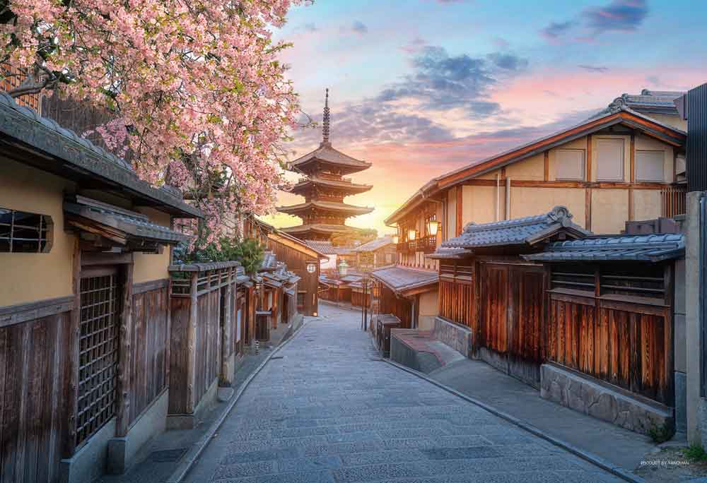 夕焼けに染まる春の八坂（京都）